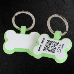 Hundemarke mit QR-Code in Knochenform aus fluoreszierendem Silikon – Schweizer Datenplattform